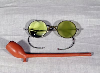 Brille und Pfeife von Claude Monet (1840-1926), 19.-20. Jahrhundert von French School