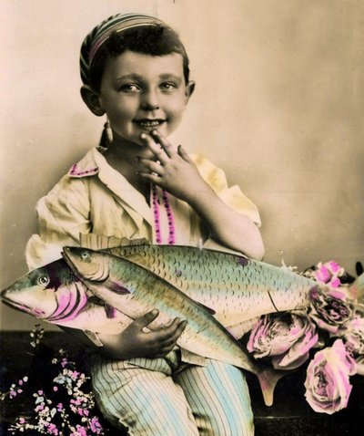 Porträt eines Jungen mit einem Fisch, ca. 1898 von French School