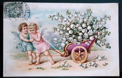 Postkarten, die Cherubs zeigen, die einen mit Maiglöckchen beladenen Wagen ziehen von French School