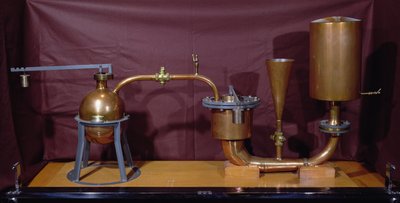 Rekonstruktion einer von Denis Papin (1647-1712) erfundenen Dampfdruckmaschine (Kupfer) von French School
