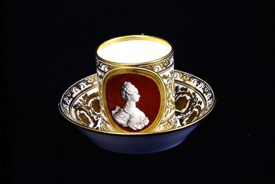 Sèvres-Tasse und Untertasse mit einem Abbild von Marie-Antoinette, ca. 1773-4 von French School