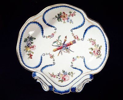 Sevres-Teller mit Bogen und Pfeilen dekoriert, 1762 von French School