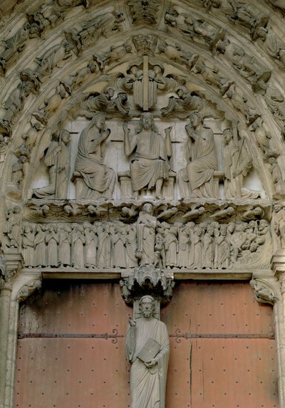 Südportal-Tympanon, das Christus auf dem Thron mit einer Beau-Christ-Figur auf dem Trumeau darunter darstellt, 12. Jahrhundert von French School