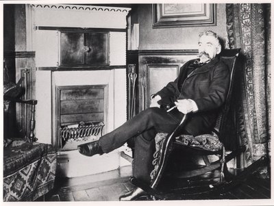Stéphane Mallarmé (1842-98) sitzt am Kamin in seinem Haus in der Rue de Rome, Paris von French School