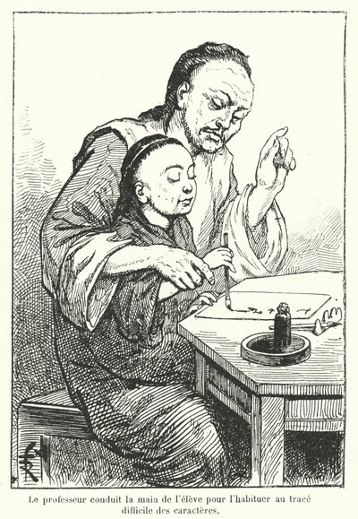 Lehrer führt die Hand eines Schülers, der chinesische Schriftzeichen lernt von French School