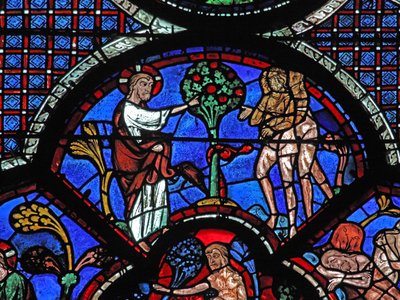 Das Fenster des barmherzigen Samariters: Gott verbietet Adam und Eva, die Frucht des Baumes zu essen von French School