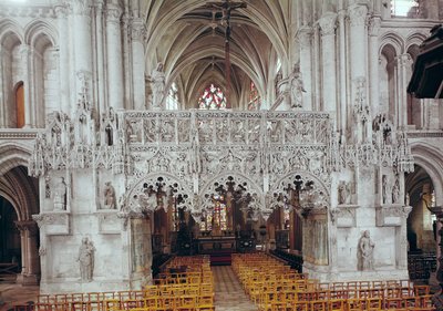 Das Kirchenschiff und das Innere der Eglise Sainte-Madeleine, mit dem im Flamboyant-Gotik-Stil von Jean Gailde zwischen 1508-17 dekorierten Schirm von French School