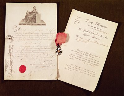Die Dokumente und Medaille von Francois Becherels Ernennung zum Ritter der Ehrenlegion am 17. Juli 1802 von French School