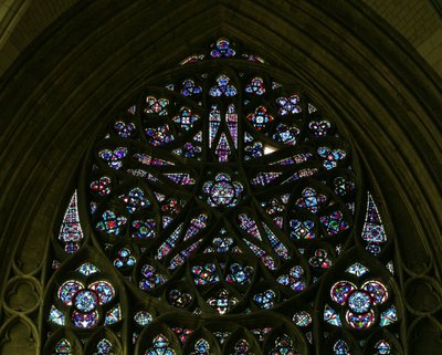 Die Nordrose mit geometrischem Rautenmuster (Rosettenfenster - innen) von French School