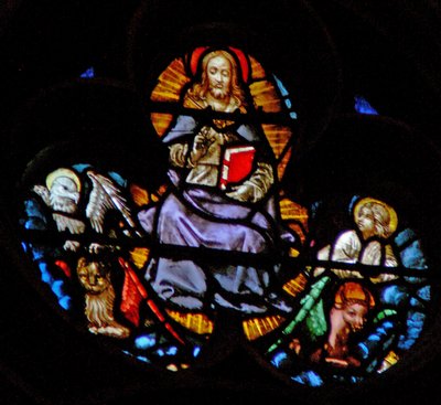 Das Westrosenfenster zeigt eine Szene aus dem Buch der Offenbarung: Christus mit den vier heiligen Tieren - Symbole der Evangelisten. von French School