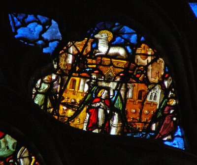 Das Westrosenfenster zeigt eine Szene aus dem Buch der Offenbarung: Neues Jerusalem, gefärbt mit Feingold, ein Engel an jeder Tür, mit allen Arten von Steinen in den Mauern und das Lamm auf dem Thron in seiner Mitte. von French School