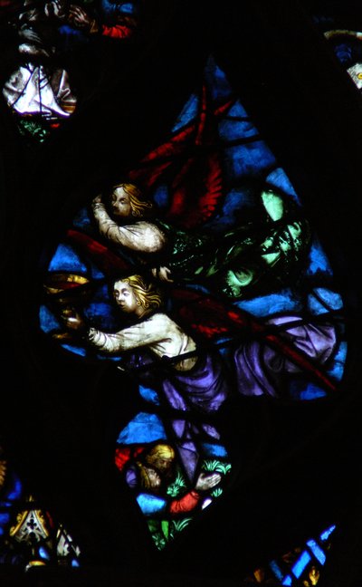 Das Westrosenfenster zeigt eine Szene aus dem Buch der Offenbarung: Zwei Engel, einer kündigt den Fall Babylons an, der andere trägt den Wein des Zorns Gottes (14:8-11). von French School