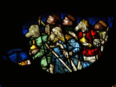 Das Westrosenfenster zeigt eine Szene aus dem Buch der Offenbarung: Älteste, mit Harfen und Phialen von Parfüm, werfen sich nieder (5:8-10). von French School