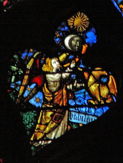Das westliche Rosenfenster zeigt eine Szene aus dem Buch der Offenbarung: vierte Trompete Sonne, Mond und Sterne verdunkeln sich, und der Adler als Engel schreit Wehe, Wehe, darunter geschrieben (8:12-13). von French School