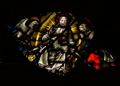 Das westliche Rosenfenster zeigt eine Szene aus dem Buch der Offenbarung: Lamm vor dem Thron, zwischen den vier heiligen Lebewesen (7:9-12). von French School