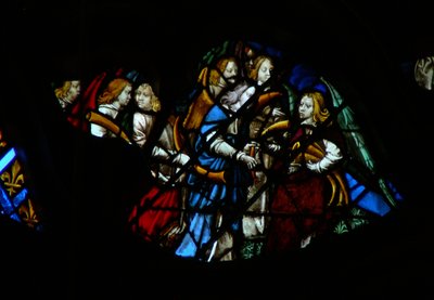 Das westliche Rosenfenster zeigt eine Szene aus dem Buch der Offenbarung: sieben Engel vor Gott, die sieben Trompeten erhalten (8:2). von French School