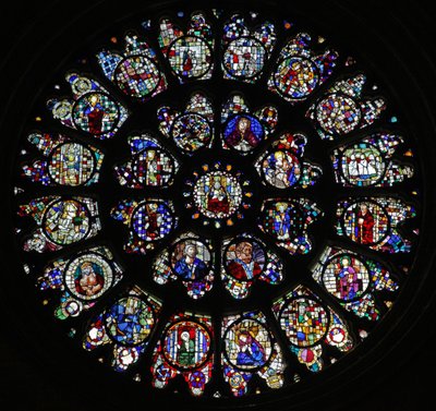 Das westliche Rosenfenster mit fragmentarischen fünfzehnten und sechzehnten Tafeln, hauptsächlich Heilige darstellend von French School