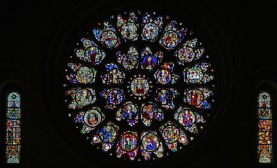 Das westliche Rosenfenster mit fragmentarischen fünfzehnten und sechzehnten Tafeln, hauptsächlich Heilige darstellend (Rosenfenster - innen) von French School