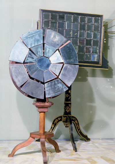 Variable Fokusspiegel entworfen von Jacques Alexandre Cesar Charles (1746-1823) und verwendet von Georges Louis Leclerc (1707-88) Comte de Buffon in seinen Experimenten zur Bleischmelze (Holz & Glas) von French School
