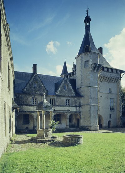 Ansicht des Hofes mit dem Hauptgebäude und einem Brunnen, gebaut 1520 von French School