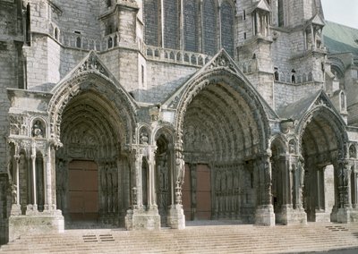 Ansicht der drei Portale des Nordquerhauses von French School