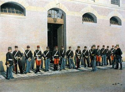 Gehklassen: Die neu aufgenommenen republikanischen Wachen sind Unteroffiziere; sie nehmen ihren Unterricht zu Fuß unter der Leitung eines Leutnants wieder auf - in „Militäralbum“ - Legion der Garde von French School