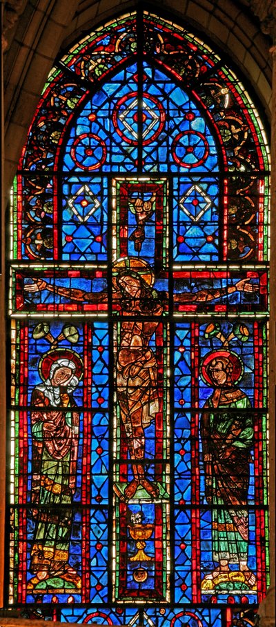 Fenster 100, die Kreuzigung mit der Jungfrau Maria und St. Johannes darstellend von French School