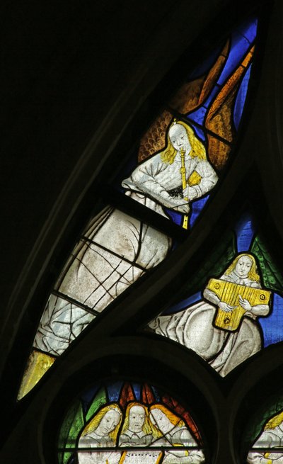 Fenster mit einem Musizierenden Engel mit Flöte und Zither von French School