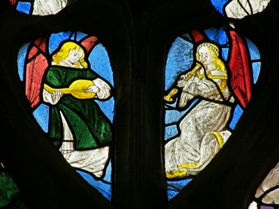 Fenster, das Engelmusiker mit Laute und Schalmei darstellt von French School