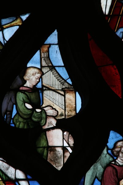 Fenster, das einen musikalischen Engel zeigt von French School