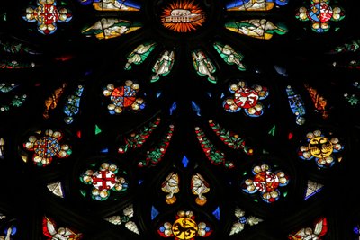 Fenster, ein Detail aus dem westlichen Rosenfenster darstellend; die Wappen umfassen Montmorency-Laval, Bertrand Duguesclin und Oliver de Clisson von French School