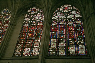 Fenster, Darstellung der Nordseite des Chors mit den Bandfenstern aus Buntglas von French School