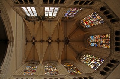 Fensteransicht des Chors mit Darstellung der Gewölbe und Obergadenfenster des Chors von French School