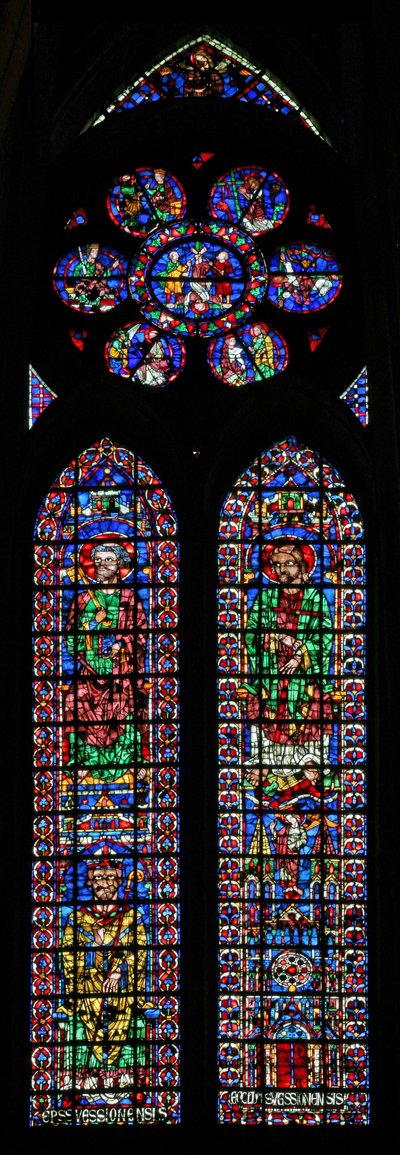 Fenster w102 mit Darstellung von St. Petrus und St. Andreas; Kathedrale von Soissons und ein Bischof; in der Rose Szenen aus dem Leben von St. Petrus von French School
