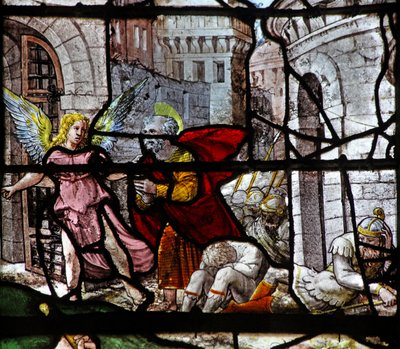 Fenster w13, das zeigt, wie der heilige Petrus von einem Engel aus dem Gefängnis geführt wird von French School