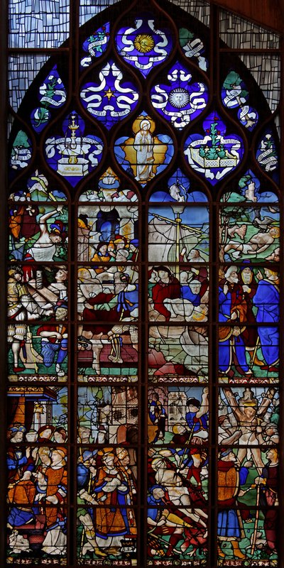 Fenster w13 mit Darstellung des Martyriums des Heiligen Vinzenz; die Litanei der Jungfrau Maria in den Maßwerklichtern von French School