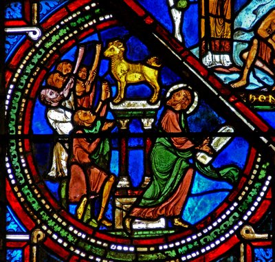 Fenster w15 zeigt Moses mit den Gesetzestafeln und das Goldene Kalb von French School
