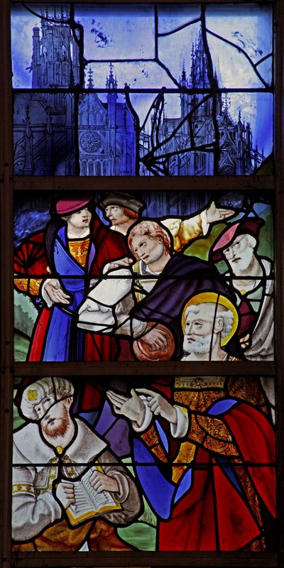 Fenster w1 mit einer Szene aus dem Leben des Heiligen Petrus: Simon Magus und Petrus debattieren; die Kathedrale von Rouen und St. Maclou im Hintergrund von French School