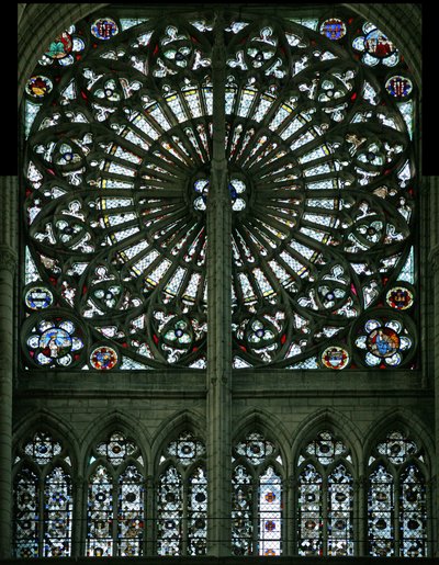 Fenster w219 zeigt die Evangelisten und Grisaille (Rosettenfenster - innen) von French School
