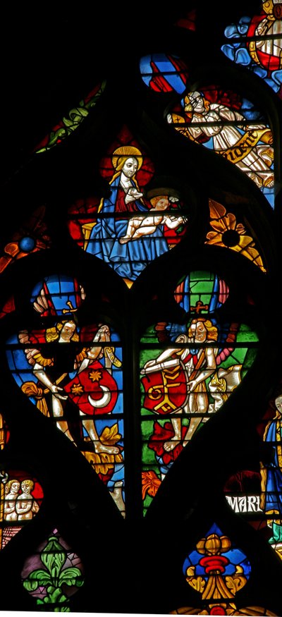 Fenster w232 zeigt Maßwerklichter mit Engeln, die Wappenschilde tragen von French School