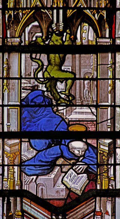 Fenster w27 mit Darstellung des Heiligen Martin, der die Treppe hinunterfällt: ein Teufel feiert von French School