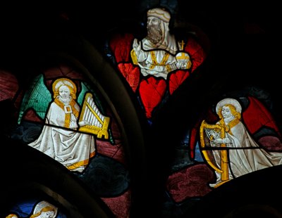 Fenster w29 zeigt musizierende Engel mit Harfe und Orgel von French School