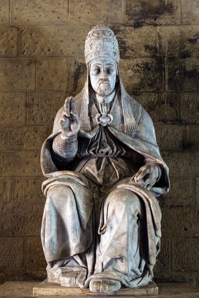 Statue von Papst Julius III. von Bildhauer Fulvio Signorini im Chigi Saracini Palast, Siena, Provinz Siena, Toskana, Italien von Fulvio Signorini