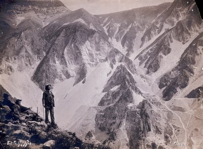 Blick auf die Apuanischen Alpen mit den Marmorbrüchen. Im Vordergrund bewundern einige Männer die Aussicht. von G. Armani