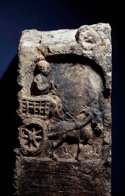Gallorömische Kunst: Stele, die einen Mann auf einem von einem Pferd gezogenen Wagen darstellt. 50 v. Chr. - 100 n. Chr. Metz. Museum der Schönen Künste von Gallo Roman