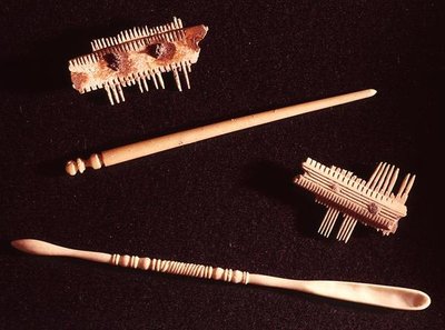 Zwei Kämme, eine Haarnadel und ein Löffel für Make-up von Gallo Roman Gallo Roman