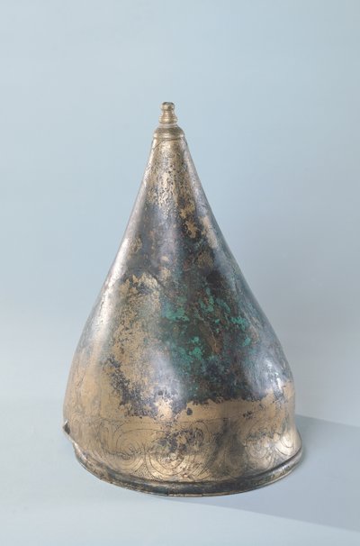 Helm mit eingravierter Verzierung, aus einem Grab in Berru, Marne (Bronze) von Gaulish