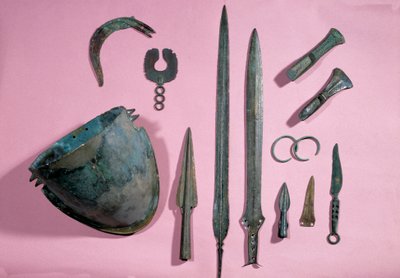 Gallische Kunst: Bronzehelm, Axt, Sichel, Schmuck, Schwert, Armreif, Spitze von Theil a Billy sur Loir von Gaulish Gaulish