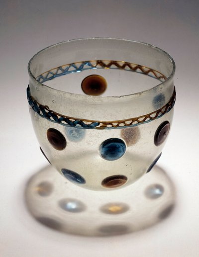 Gallische Kunst: Glastasse mit farbigen Tabletten. Ende des 4. Anfang des 5. Jahrhunderts nach Christus. Aus Breny. Saint Germain en Laye, Museum für Nationalarchäologie von Gaulish Gaulish