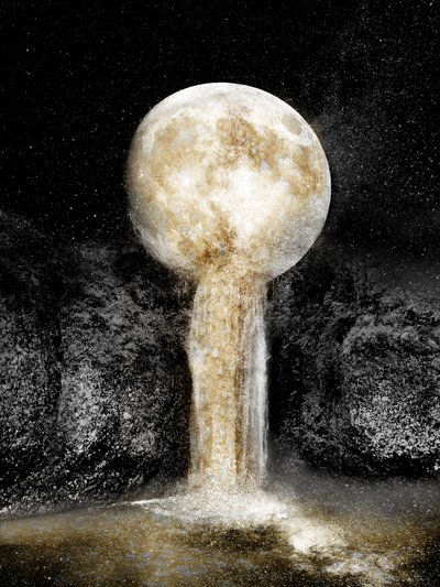 Goldener Mond Wasserfall von Gemma Bardot